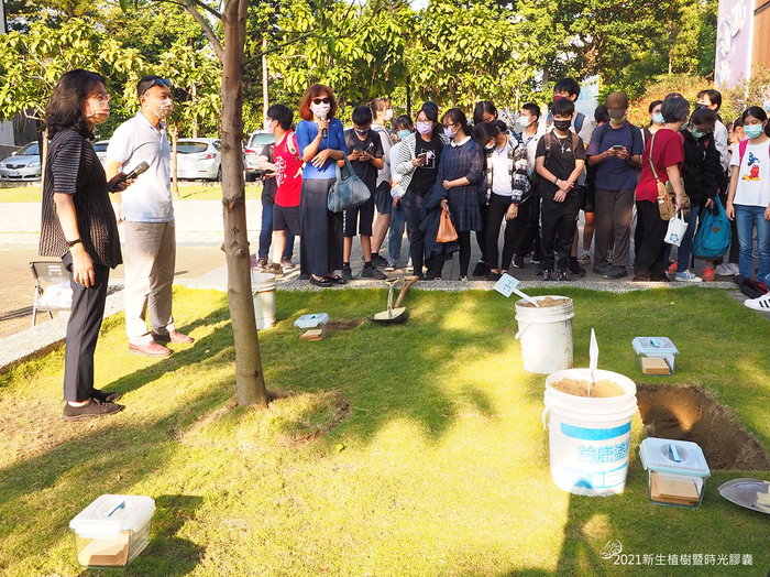 【2021新生植树暨时光胶囊】图片