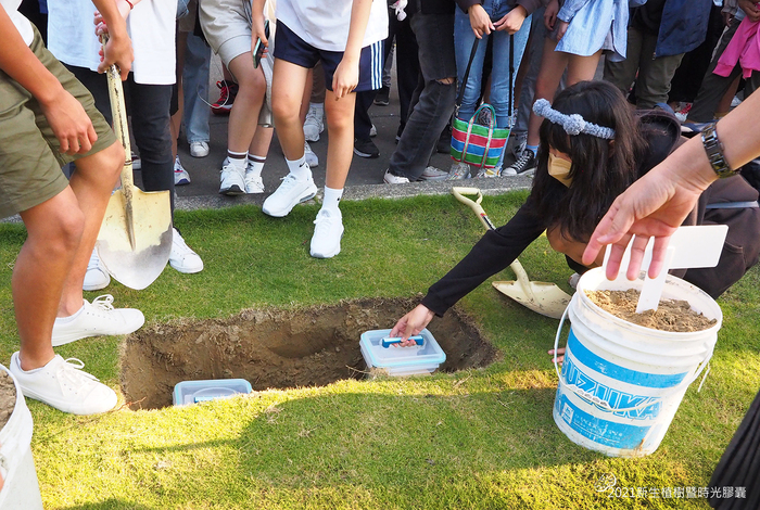 【2021新生植树暨时光胶囊】图片