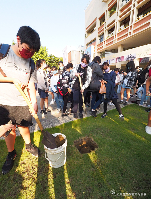 【2021新生植树暨时光胶囊】图片