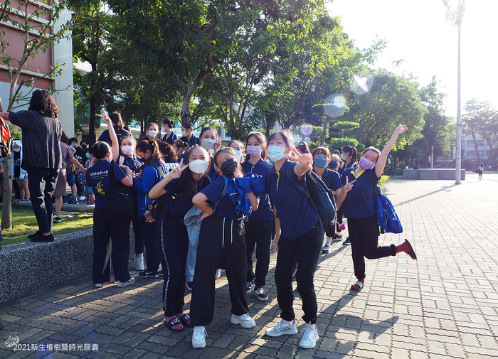 【2021新生植树暨时光胶囊】图片