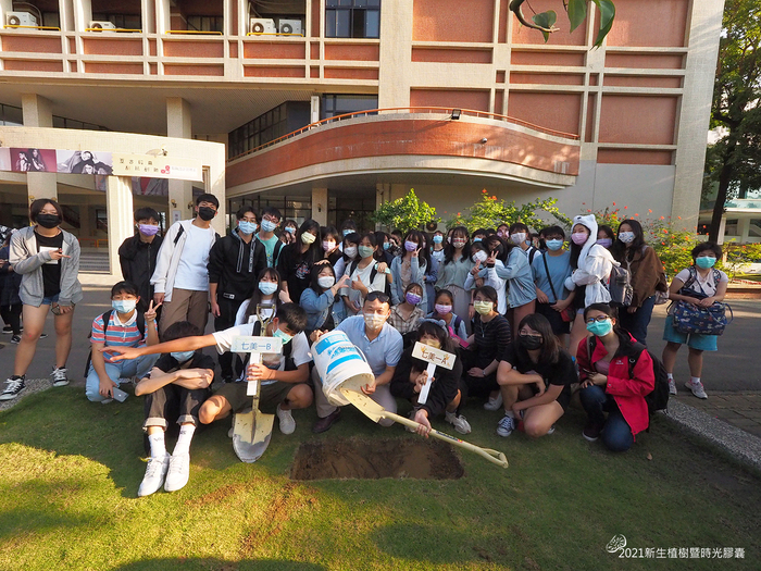 【2021新生植树暨时光胶囊】图片