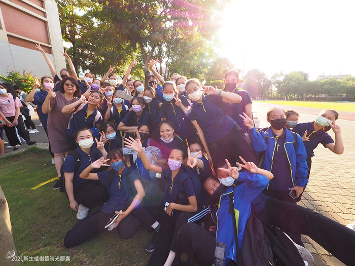 【2021新生植树暨时光胶囊】图片